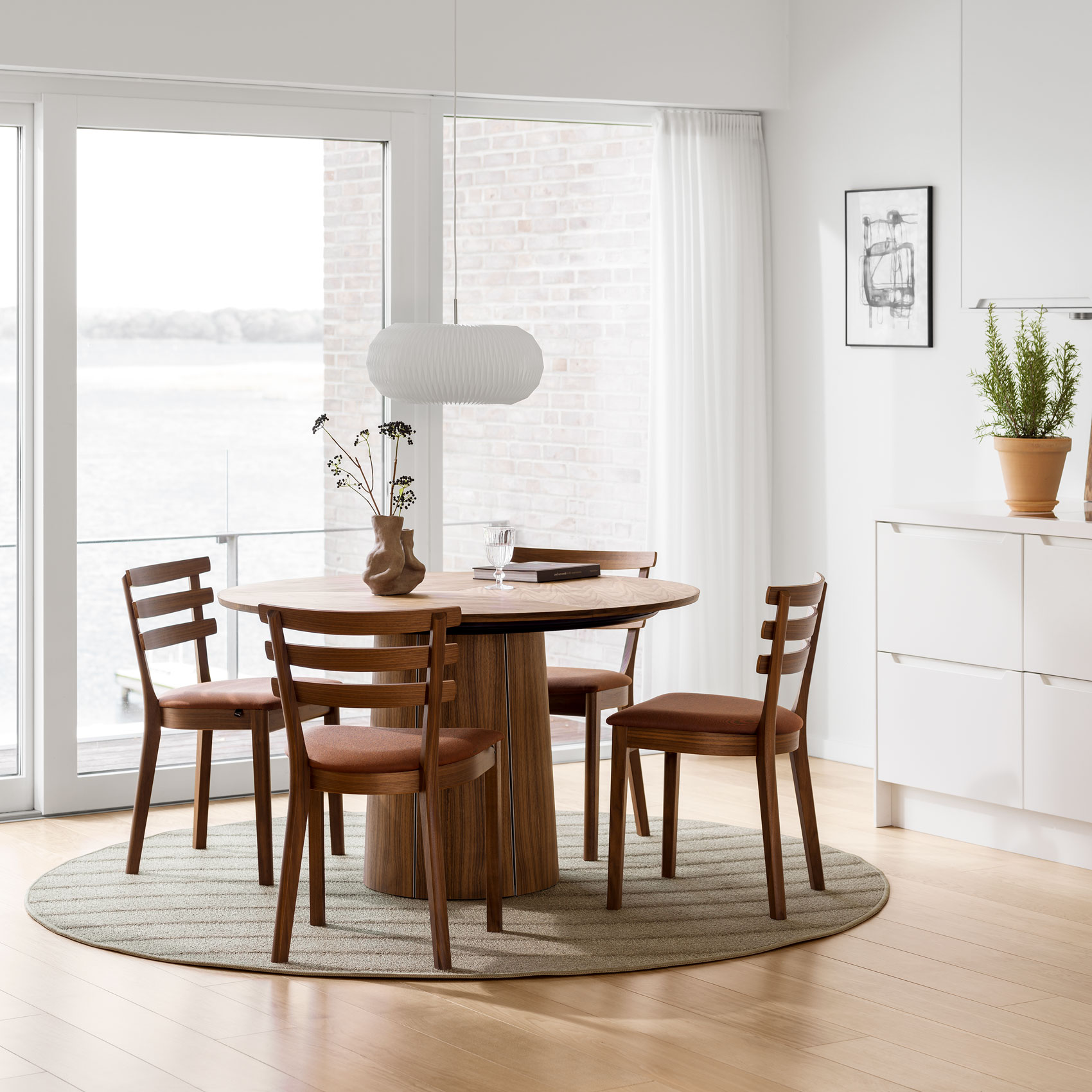 Skovby_SM33_Walnut_round_table